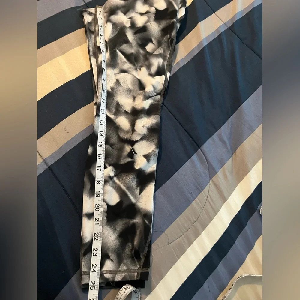 🍋LIKE NEW Lululemon Train Times 25” - Blush Blossom Alpine White Black - Sz 8 - Picture 14 of 15